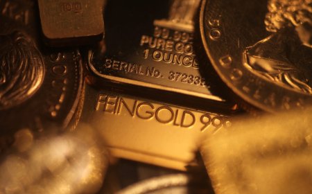 Gold price declines as traders await key US economic data